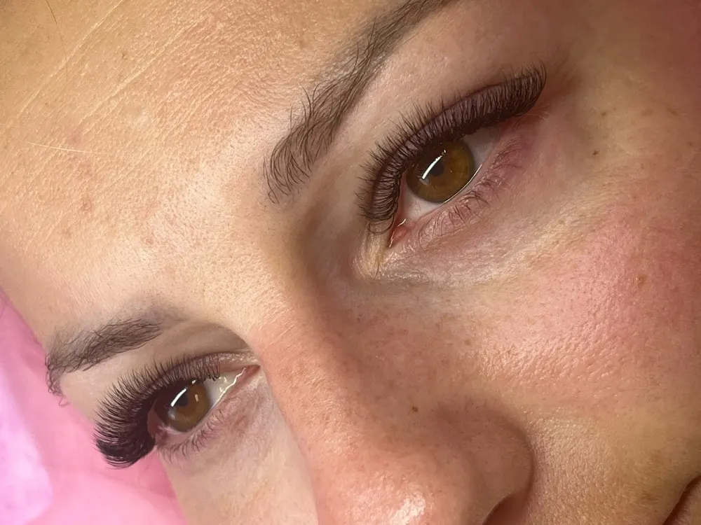 Práce Salonu S Kroměříž, prodloužení řas